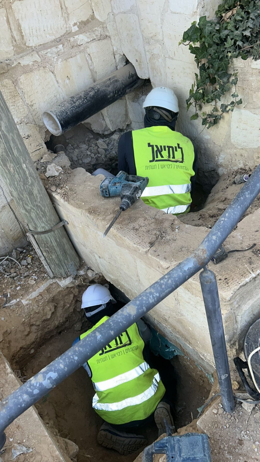 צוות לימיאל מבצע תיקון תשתית ביוב ישנה באתר היסטורי