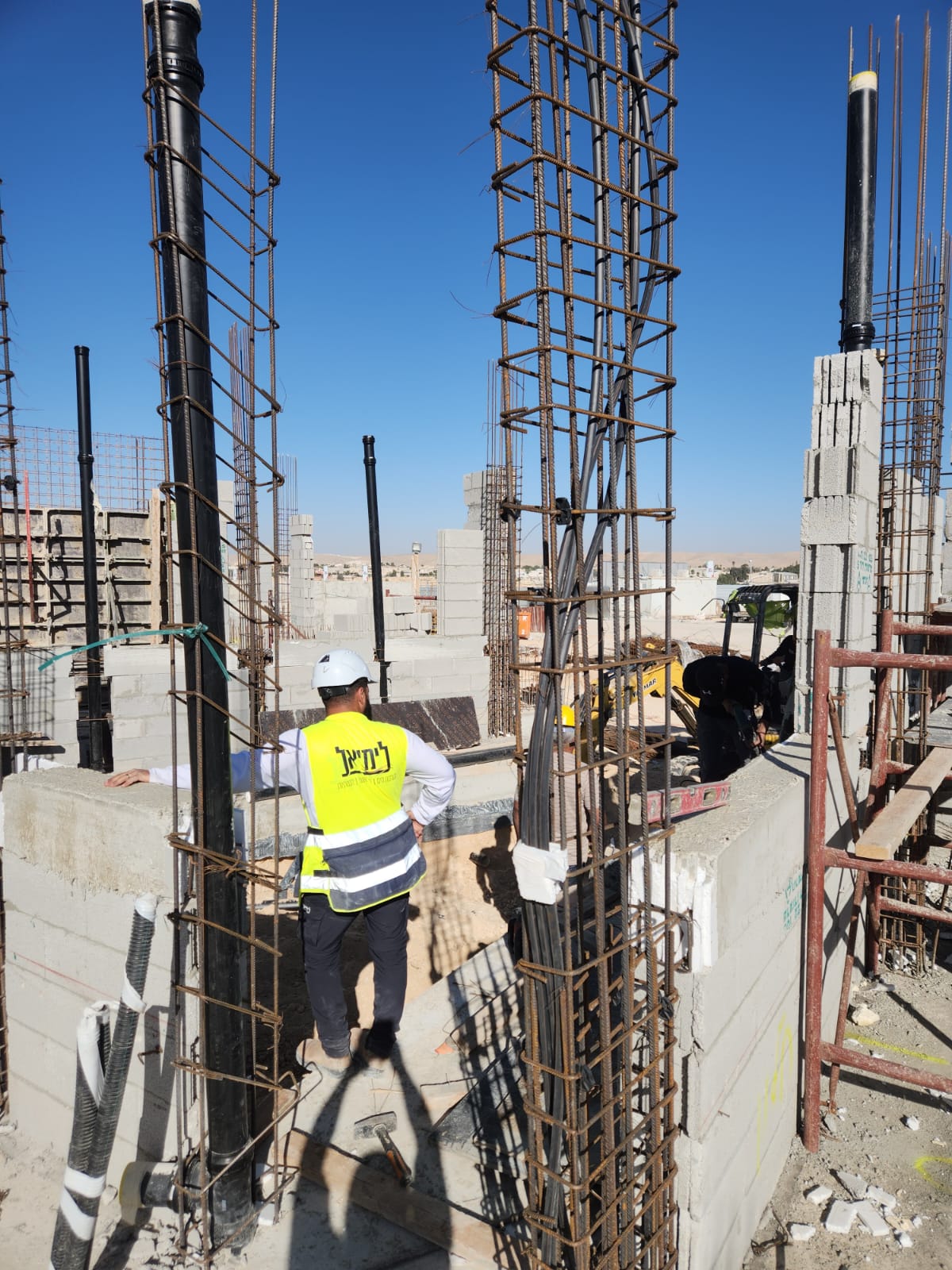 צוות לימיאל בבקרה על אתר בנייה — שלב התכנון בשטח